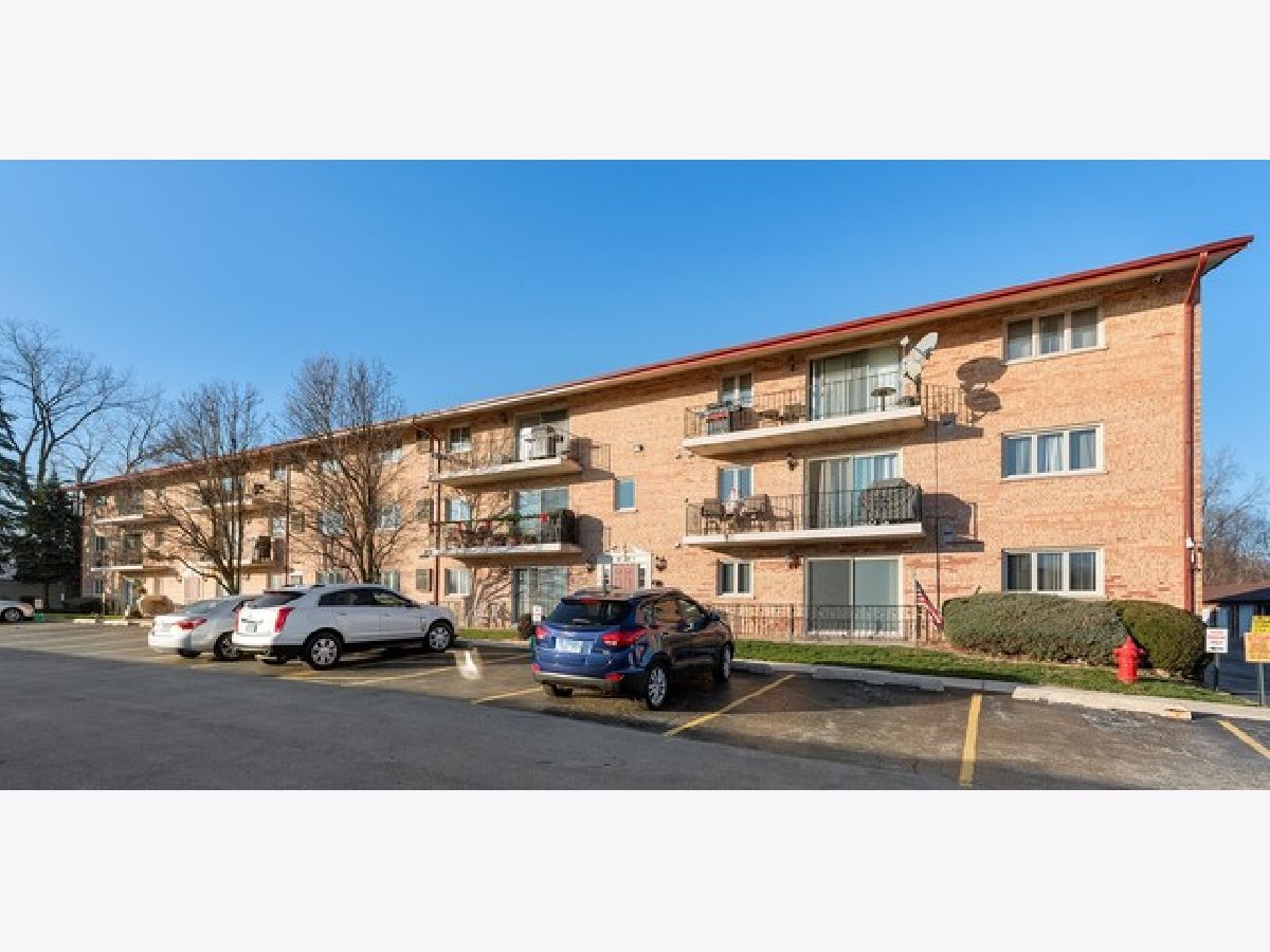 Condominiums Sold Greenbriar Hickory Hills Illinois, 9430 Greenbriar