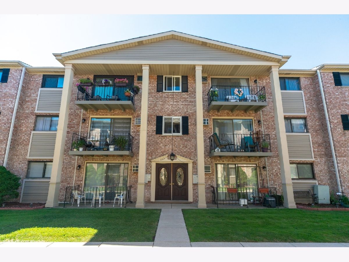 Condominiums Sold Innisbrook Chicago Illinois, 5323 Delphia