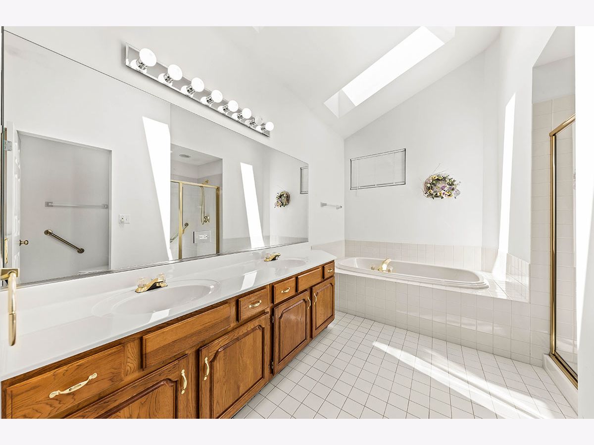 Townhomes & Condos & Homes Sold Berkshire Oakbrook Terrace Illinois, 1615 Astor