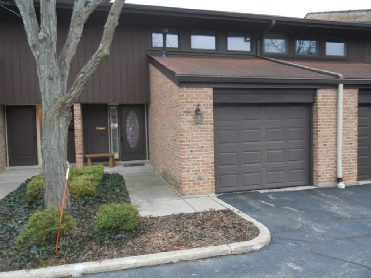Townhomes & Condos & Homes Rented Valley Lo Glenview Illinois, 1836 Wildberry