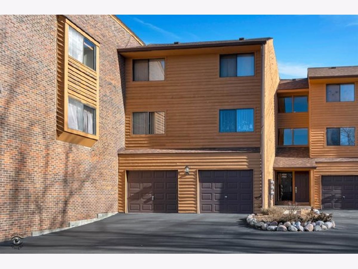 Condominiums & Homes Sold Arrowhead Hickory Hills Illinois, 9559 Arrowhead