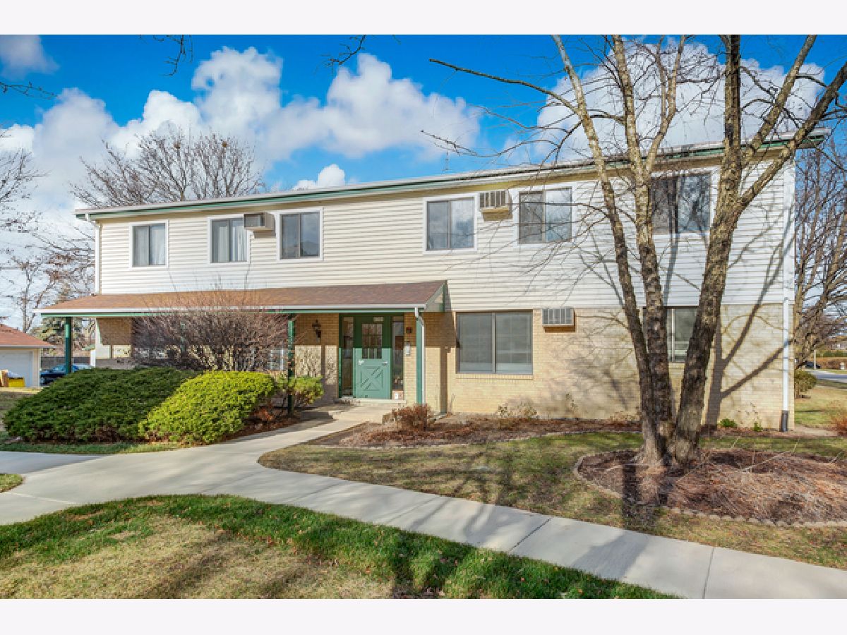 Condominiums Sold Oak Hills Woodridge Illinois, 8304 Oak Leaf