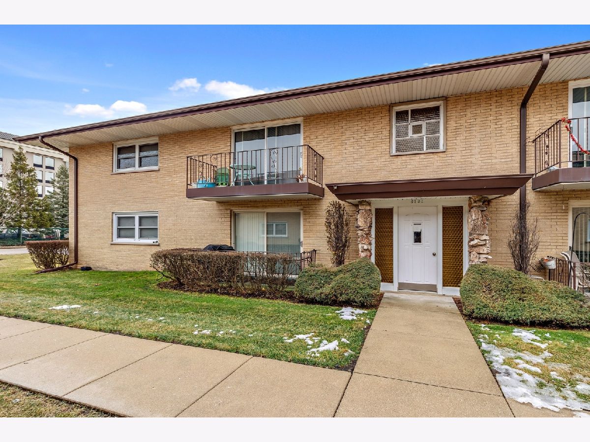 Condominiums Sold Kensington Arms Countryside Illinois, 6130 Kensington