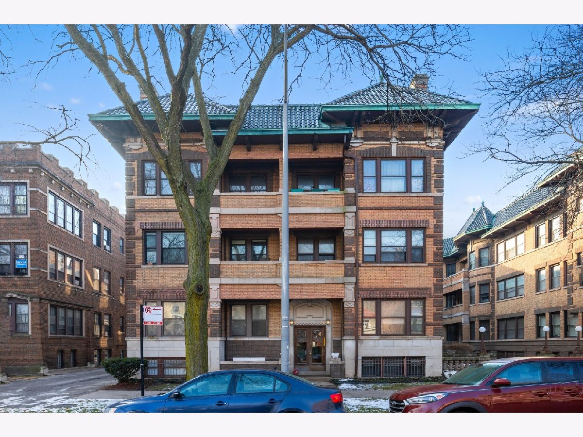 Condominiums Sold Courtyard On The Boulevard Chicago Illinois, 949 Hyde Park
