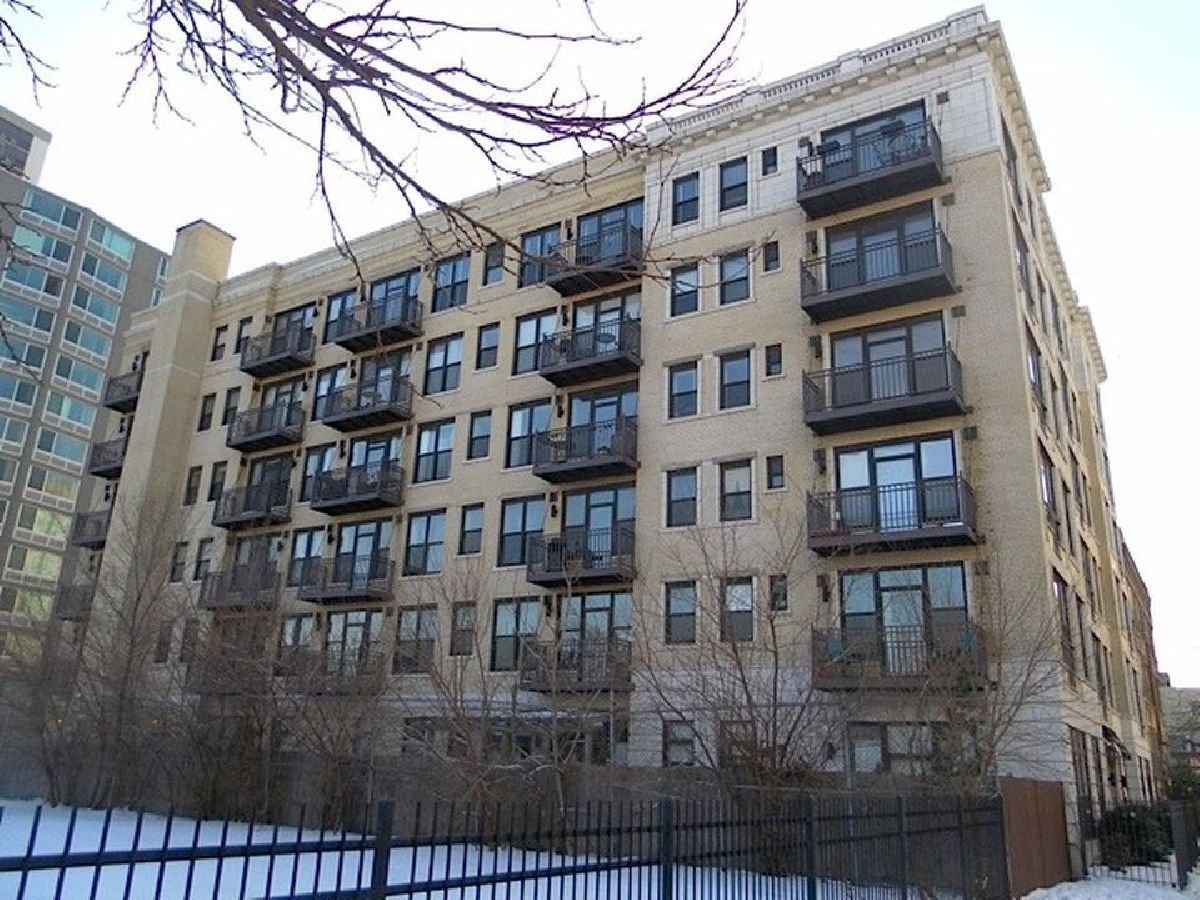 Condominiums Rented Eastwood By The Lake Chicago Illinois, 811 Eastwood