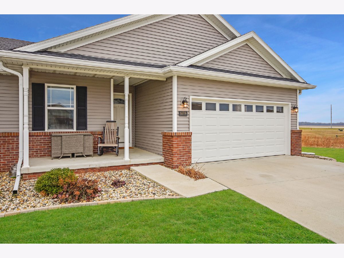 Condos & Townhomes & Homes Sold Prairie Meadows Heyworth Illinois, 422 B Jenny