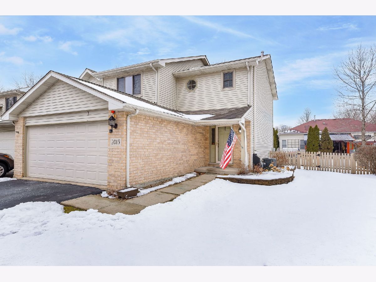 Townhomes & Homes Sold Burlington Woods Naperville Illinois, 2015 Yellow Daisy