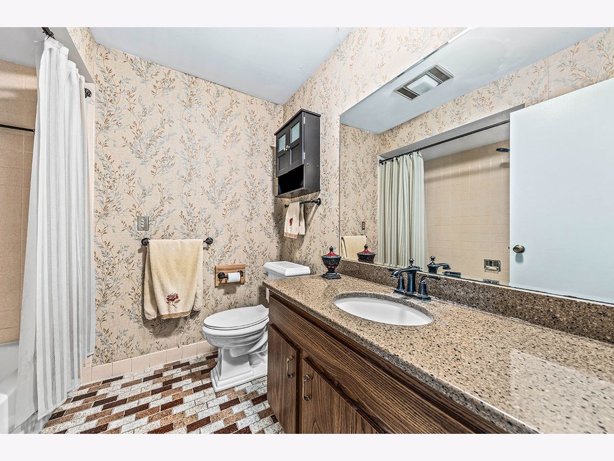 2S409 Emerald Green Drive, Warrenville, Illinois 60555 MLS 10982312