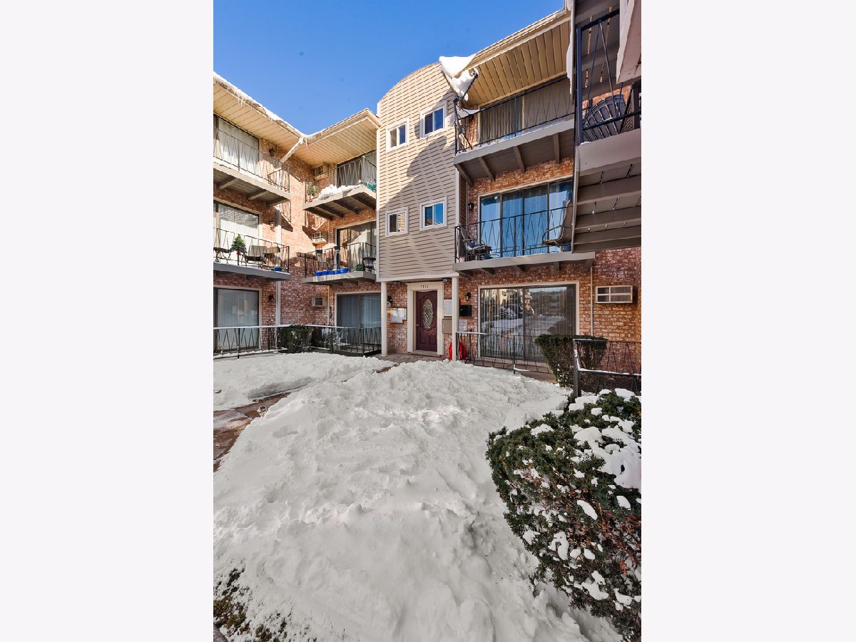 Condominiums Sold Innisbrook Chicago Illinois, 5327 Delphia