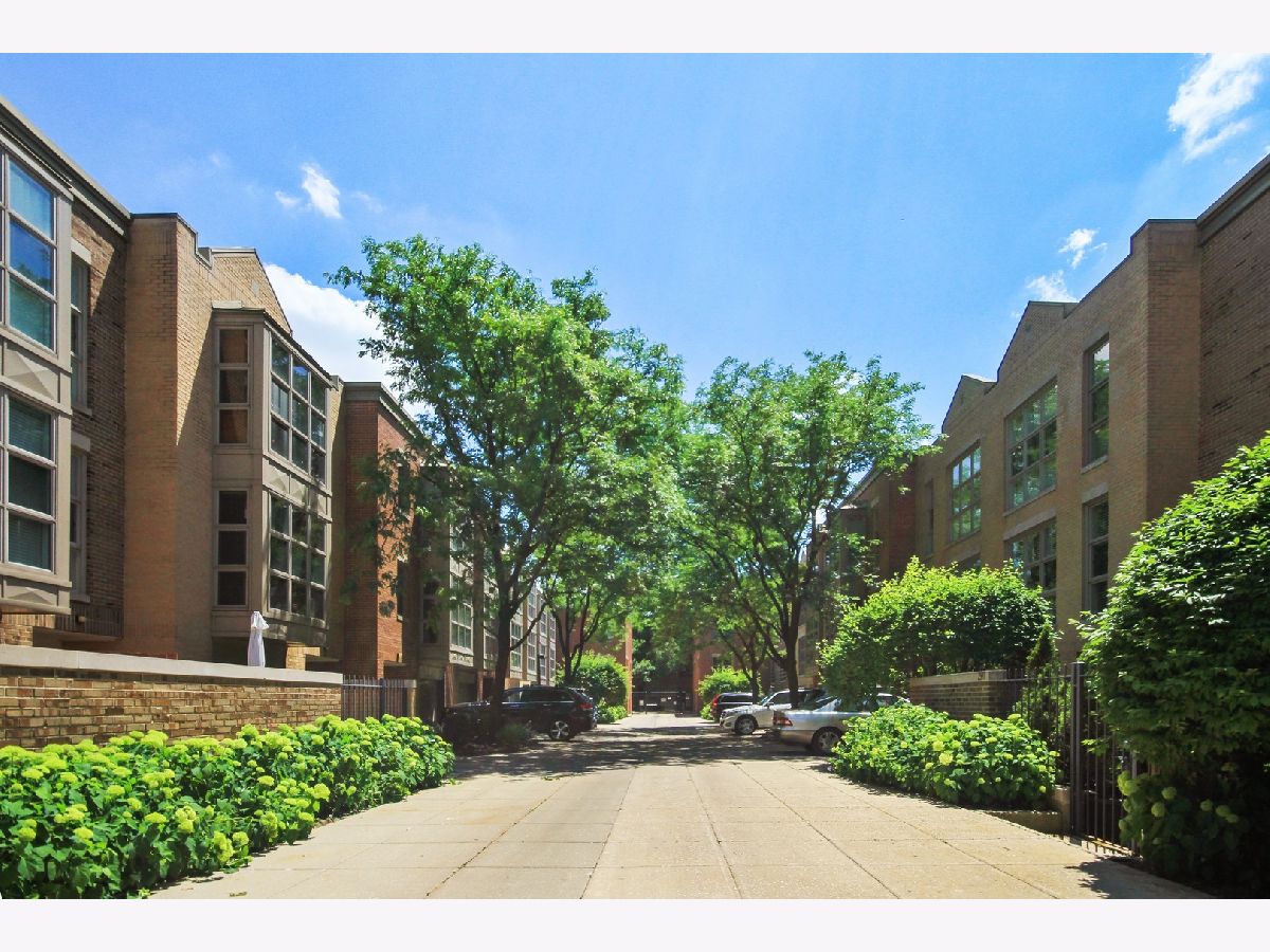 Townhomes Rented Lakewood Commons Chicago Illinois, 2357 Wayne