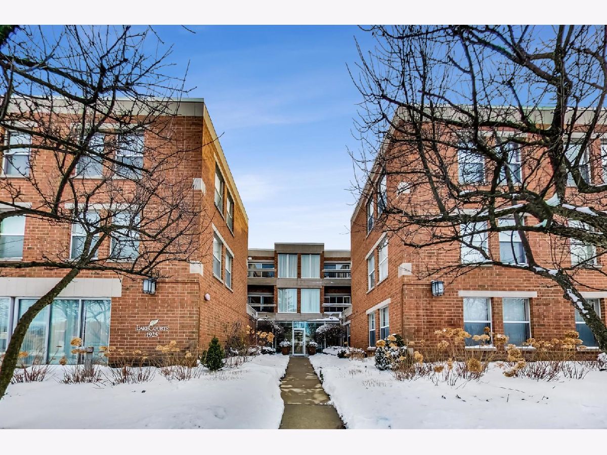 Condominiums Sold Lake Courts Wilmette Illinois, 1925 Lake