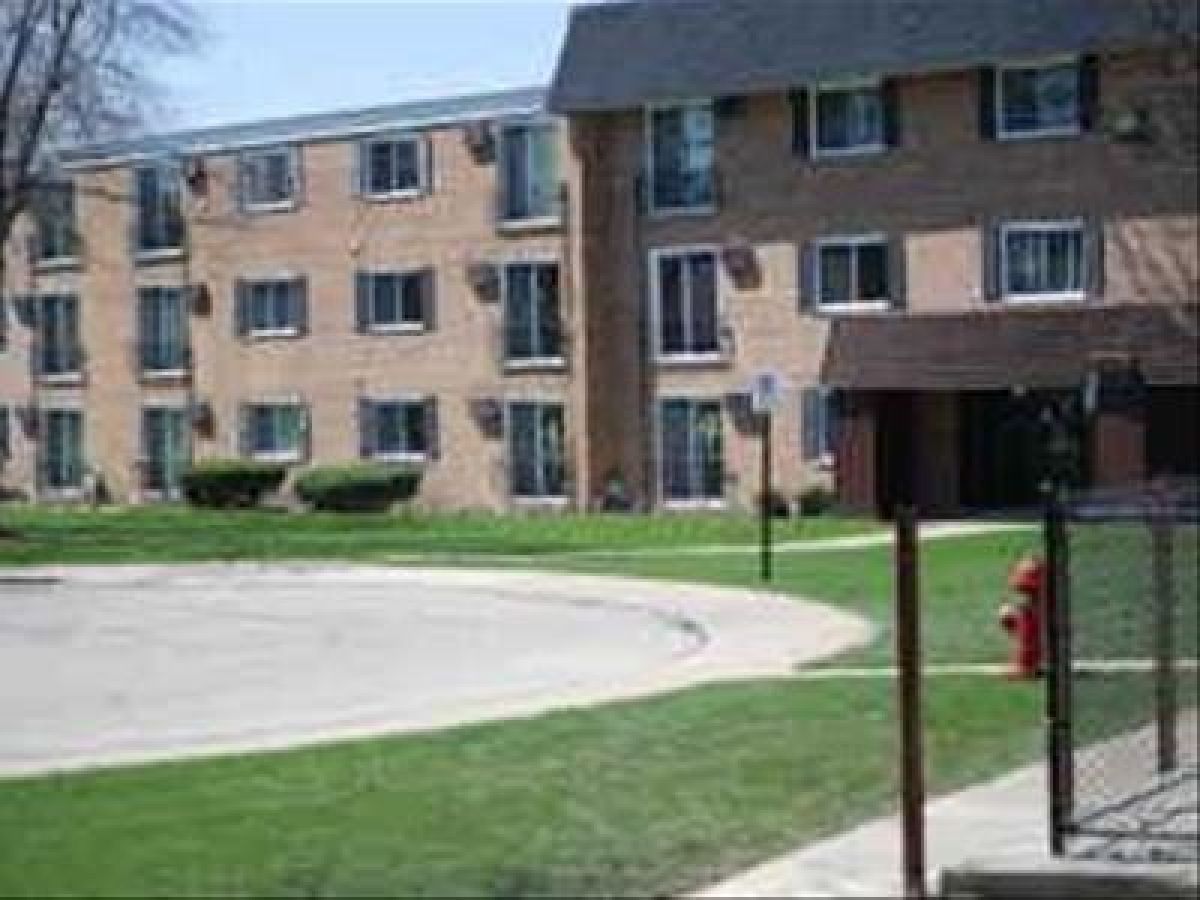 Condominiums Rented Chateau Roselle Roselle Illinois, 580 Lawrence