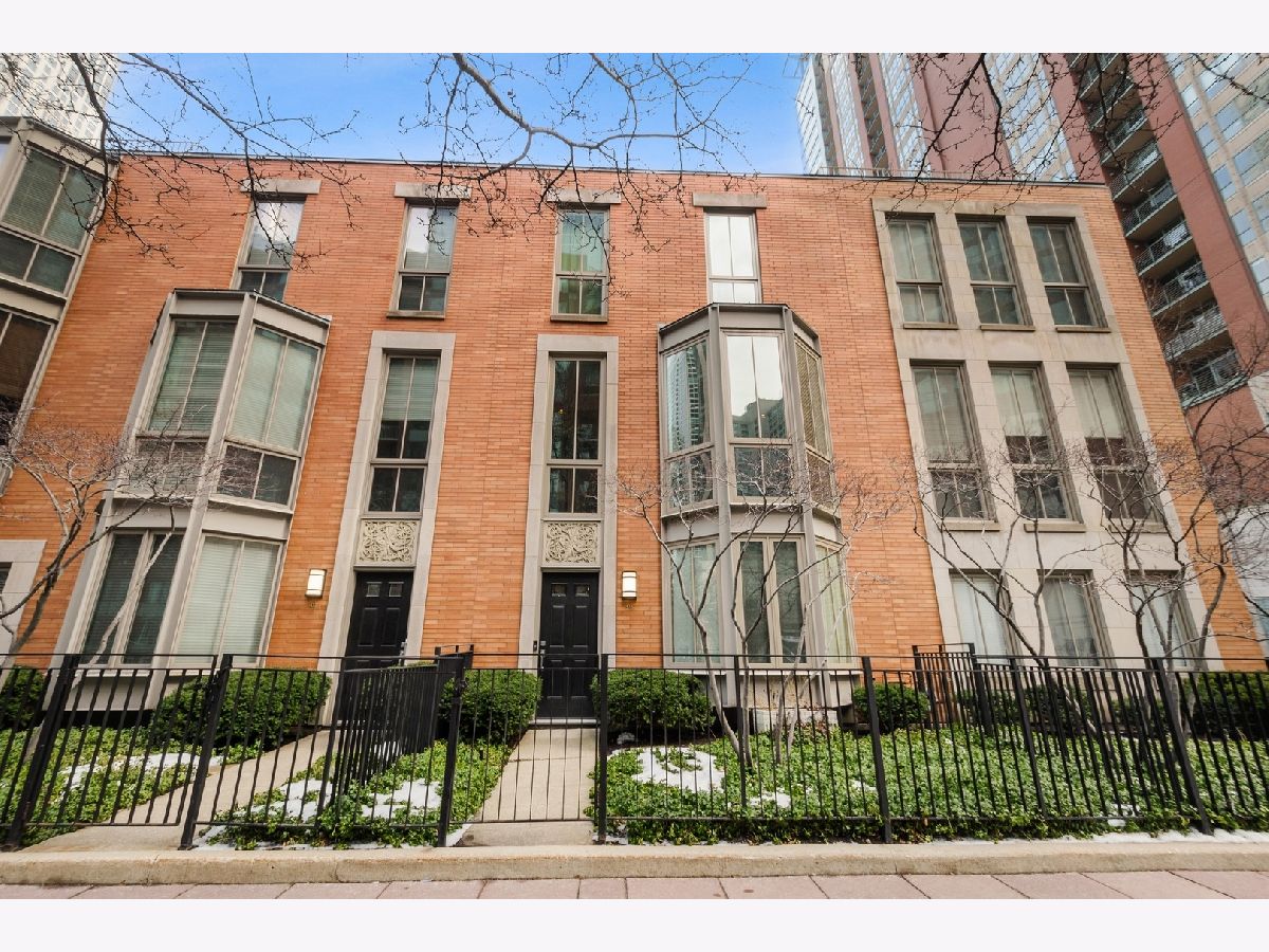 Townhomes Sold East Water Place Chicago Illinois, 435 Mcclurg
