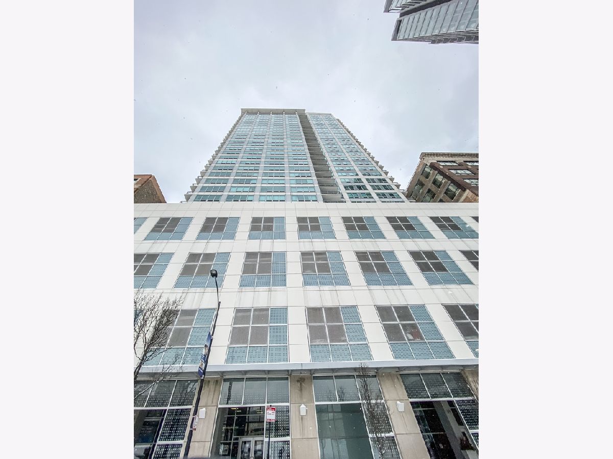 Condominiums Rented Wells Street Tower Chicago Illinois, 701 Wells