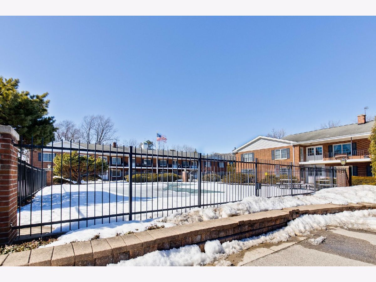 Condominiums Rented Cambridge Court Northbrook Illinois, 2820 Dundee