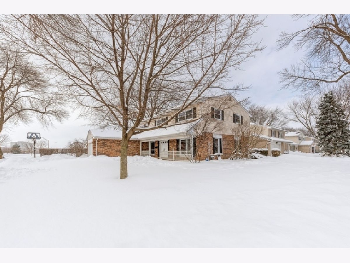 Homes & Condos & Townhomes Rented Surrey Ridge Arlington Heights Illinois, 802 Victoria