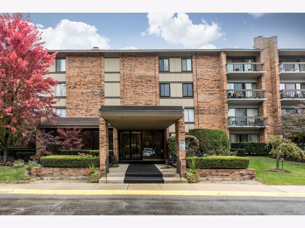 Lake Hinsdale Village Willowbrook IL, Condos & Townhomes For Sale & For