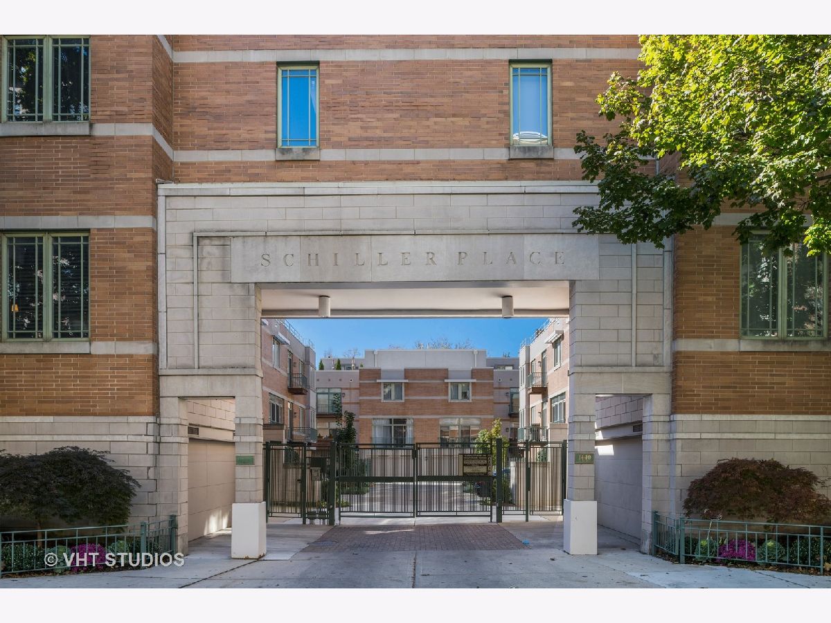 Townhomes Rented Schiller Place Chicago Illinois, 1440 Wells