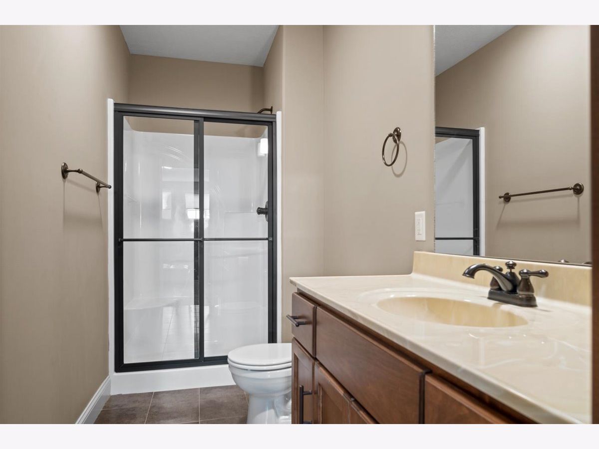 Homes Sold Sherwood Lake Bloomington Illinois, 9816 Janel