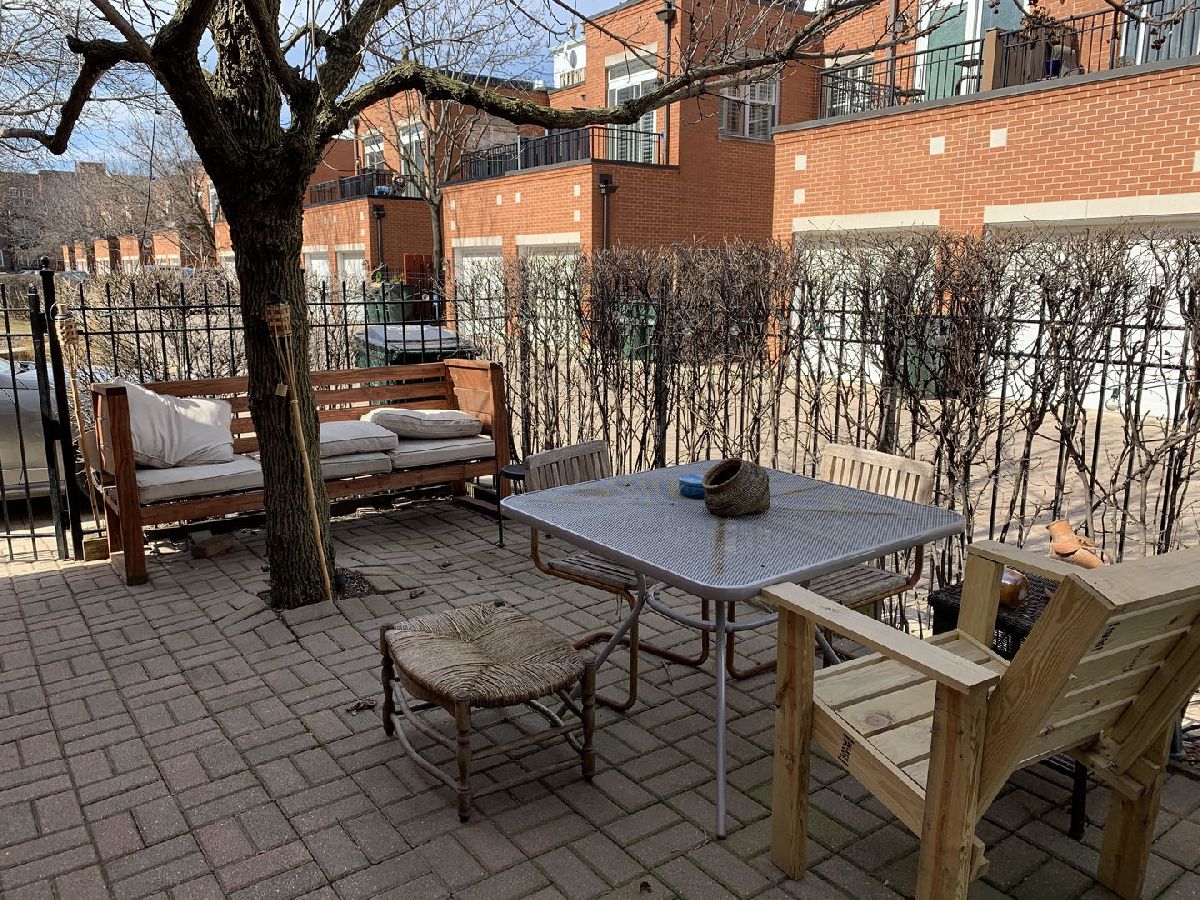 Townhomes & Condos & Homes Rented Old Town Square Chicago Illinois, 220 Scott