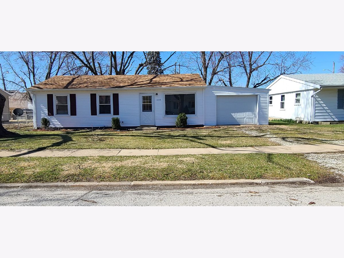Homes & Condos & Townhomes Rented Holiday Knolls Bloomington Illinois, 1222 Mount Vernon