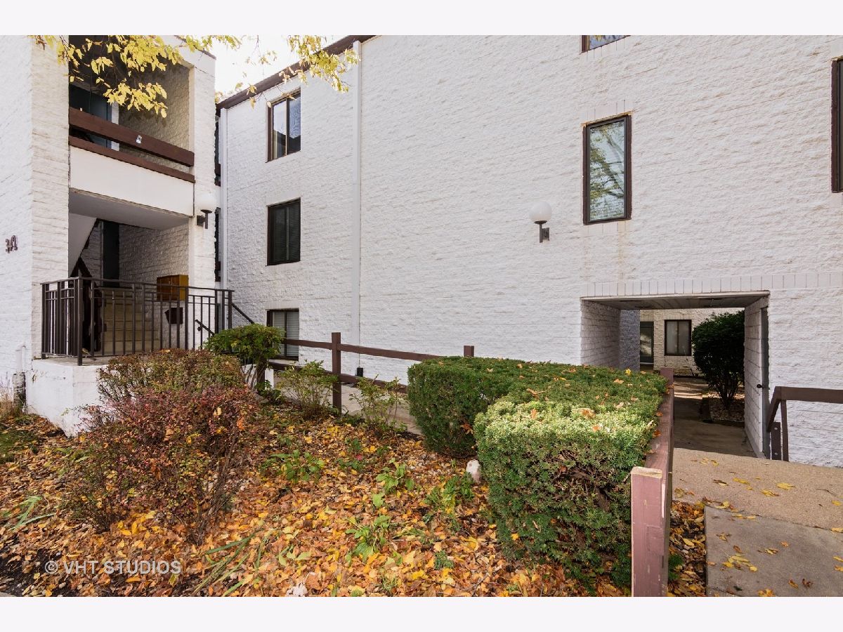Condominiums Rented Courtyard Arlington Heights Illinois, 342 Miner