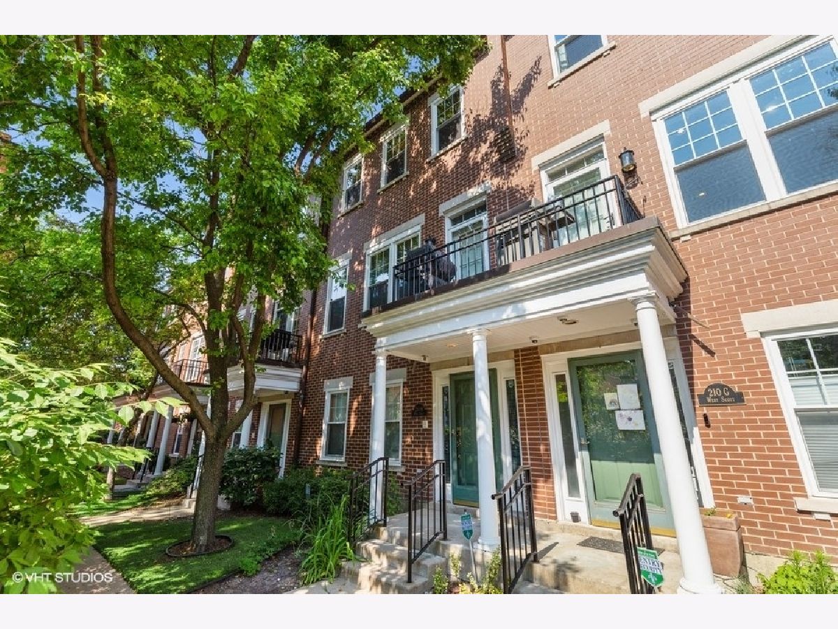 Townhomes & Condos & Homes Sold Old Town Square Chicago Illinois, 210 Scott