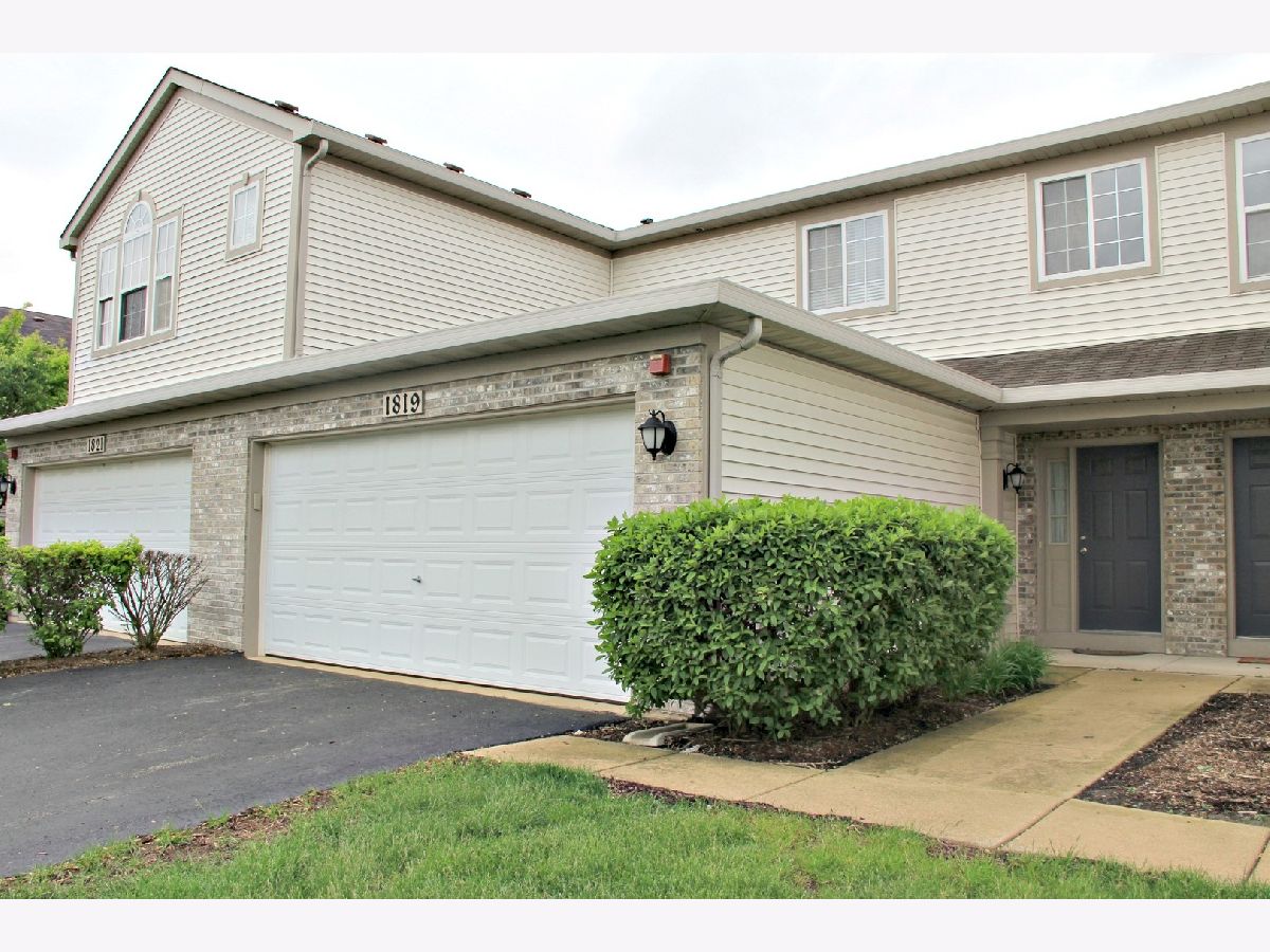 Homes & Condos & Townhomes Rented Fairfield Way Montgomery Illinois, 1819 Candlelight