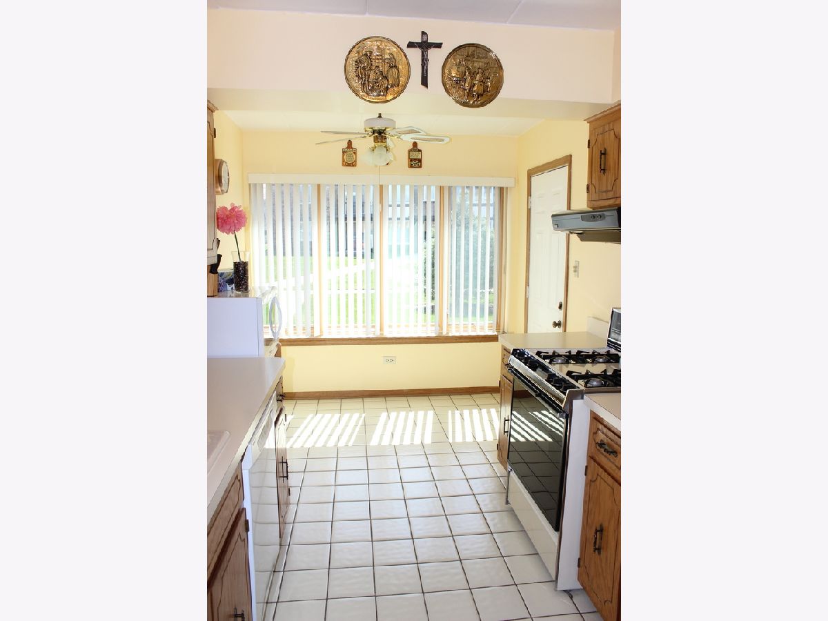 Condominiums & Homes Sold Fieldcrest Crestwood Illinois, 4940 Circle