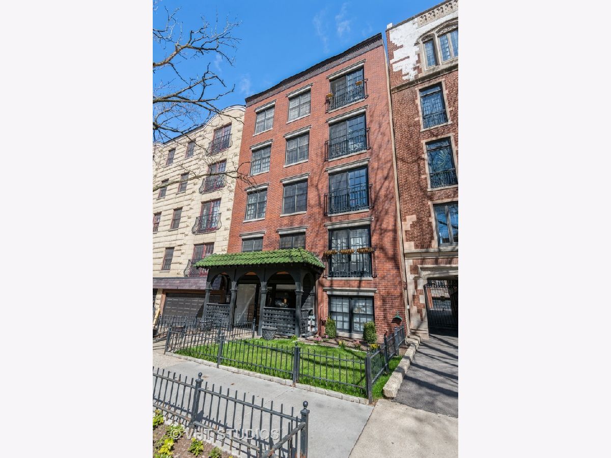 Condominiums Sold Barry By The Lake Chicago Illinois, 512 Barry