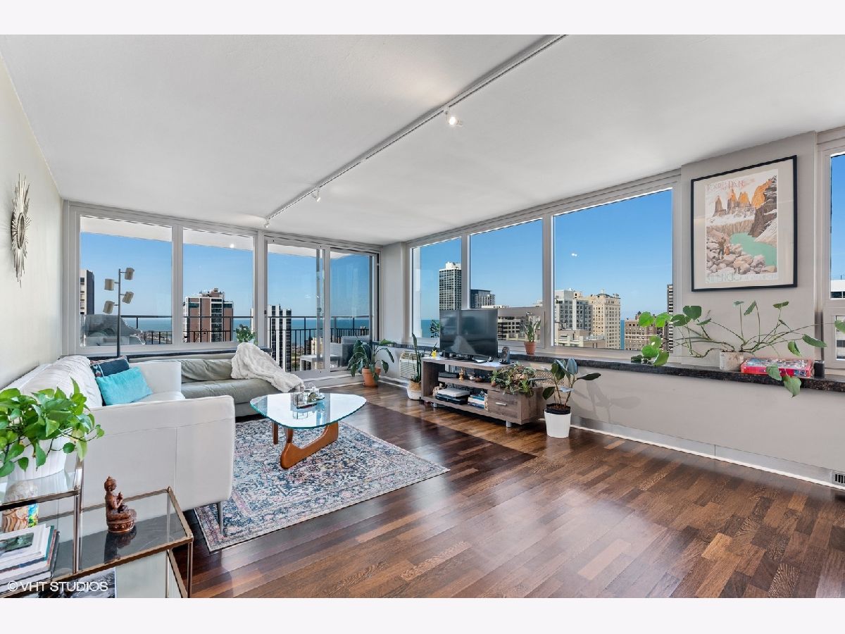 Condominiums Rented Lowell House Chicago Illinois, 88 Schiller