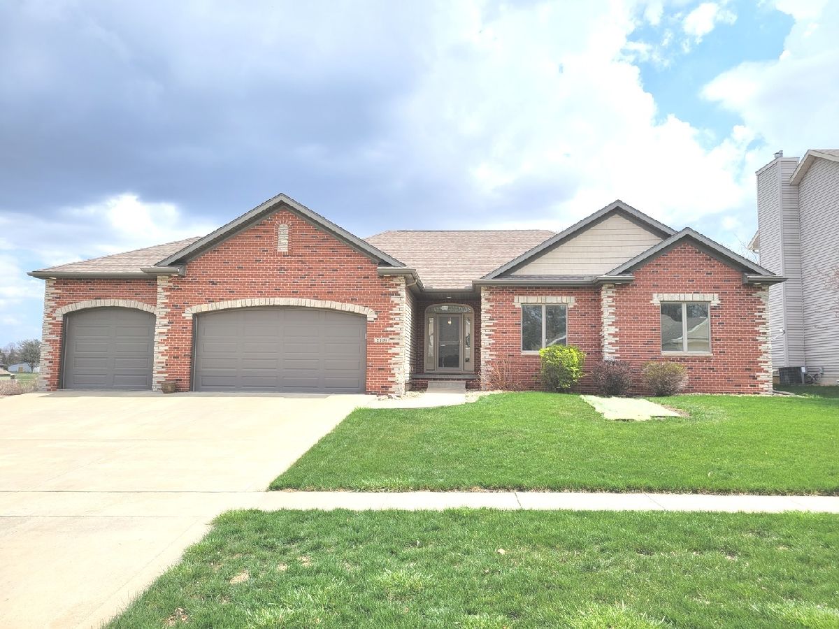 Homes & Condos & Townhomes Sold Ridgewood Bloomington Illinois, 2108 Ridge Creek