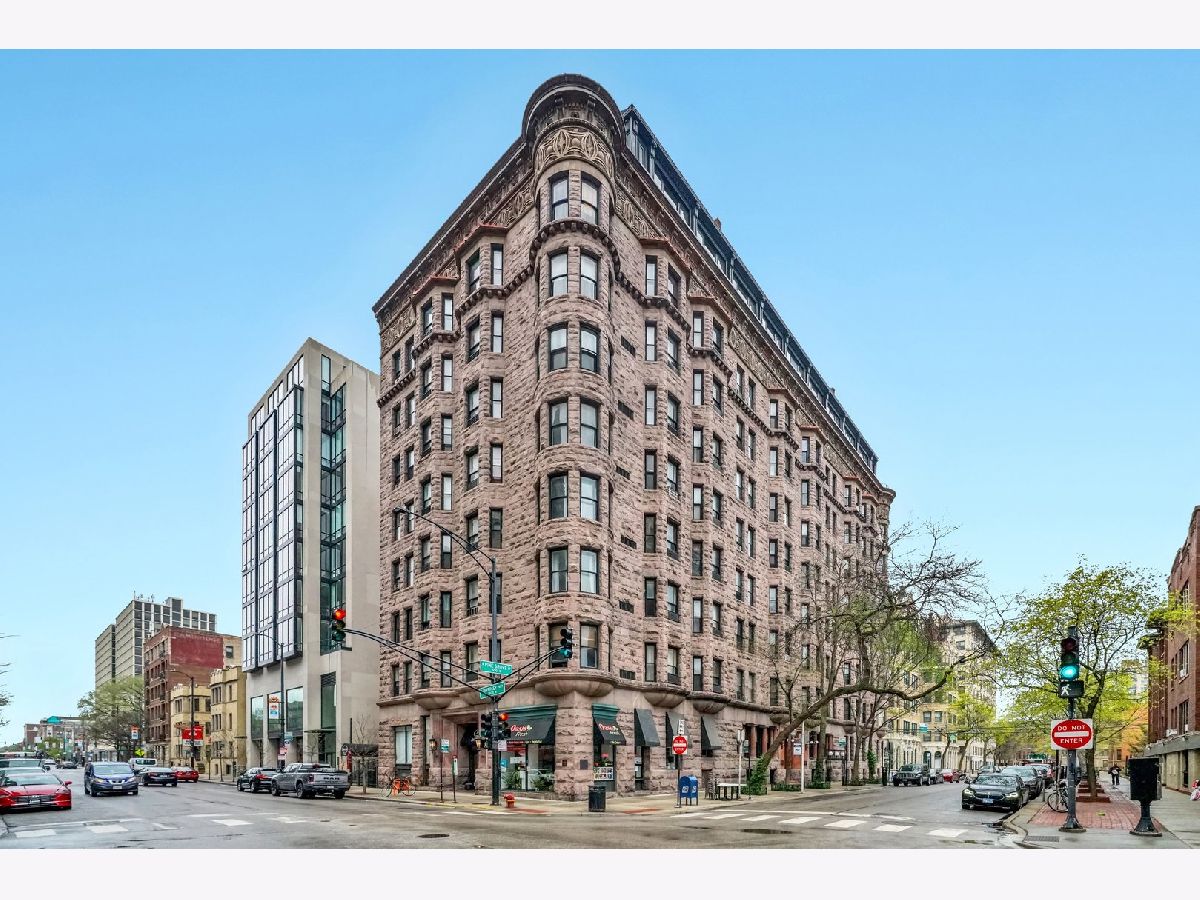 Condominiums Rented The Brewster Chicago Illinois, 2800 Pine Grove