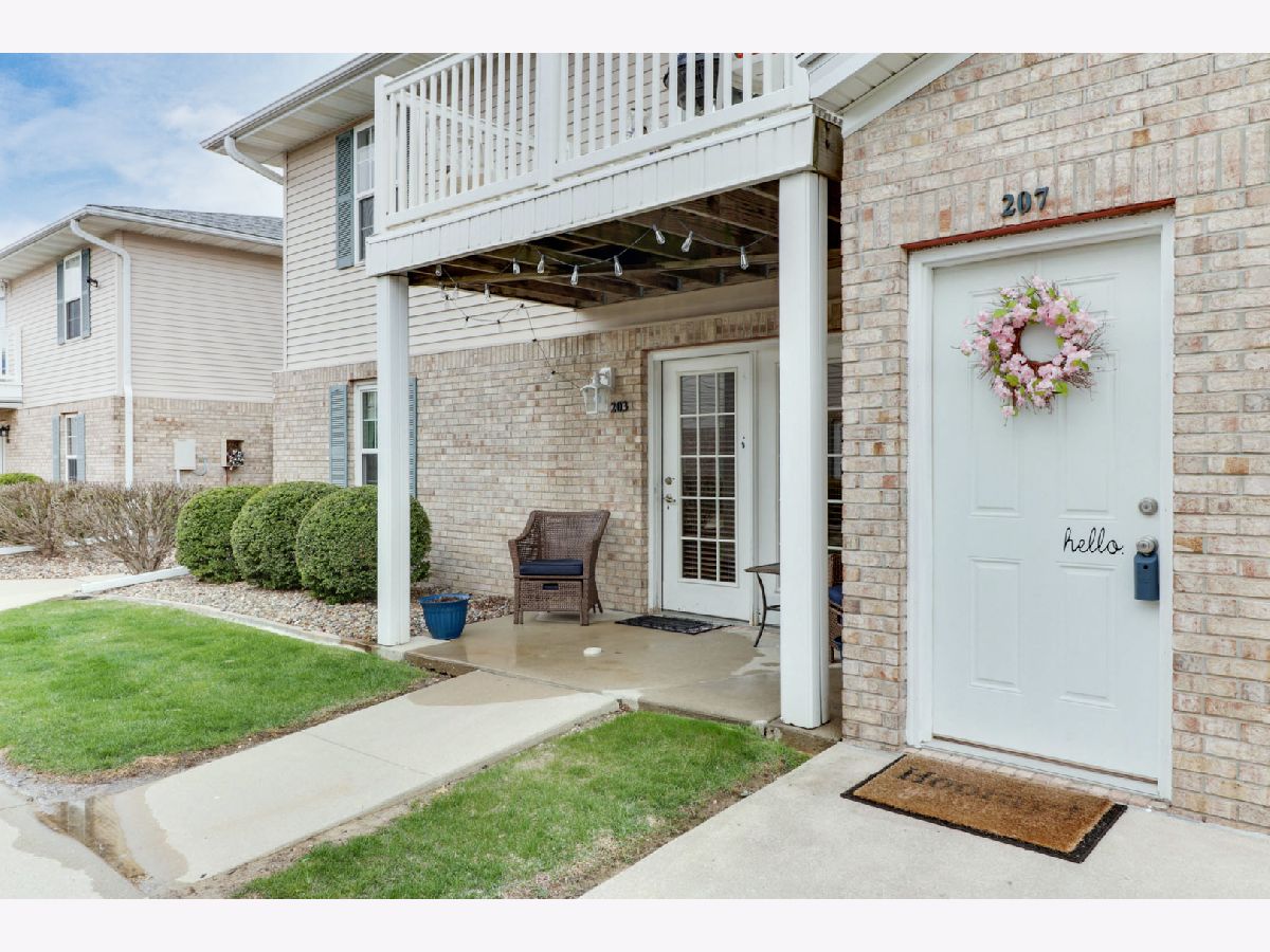Condos & Townhomes Sold Airport Park Bloomington Illinois, 1040 Ekstam