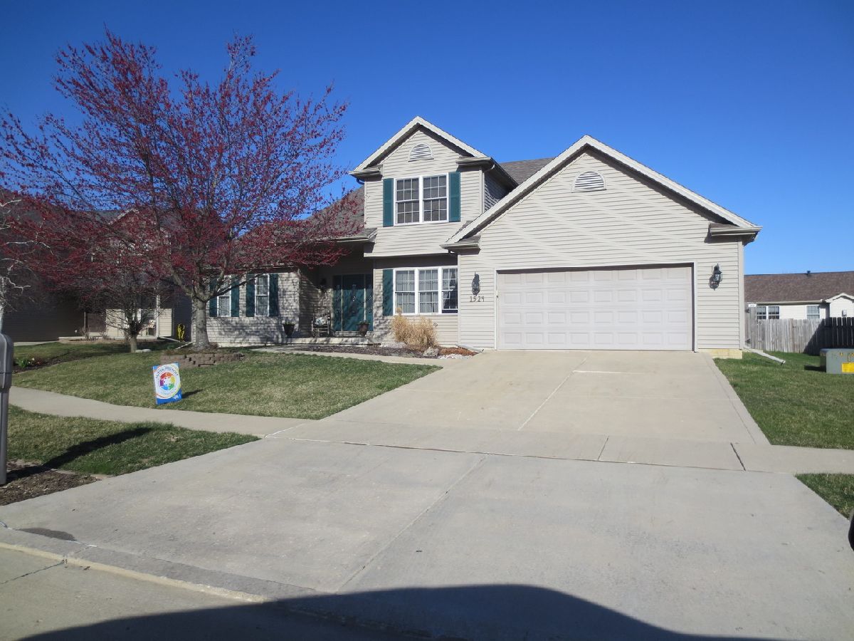 Homes & Condos & Townhomes Sold Collie Ridge Normal Illinois, 1524 Estate