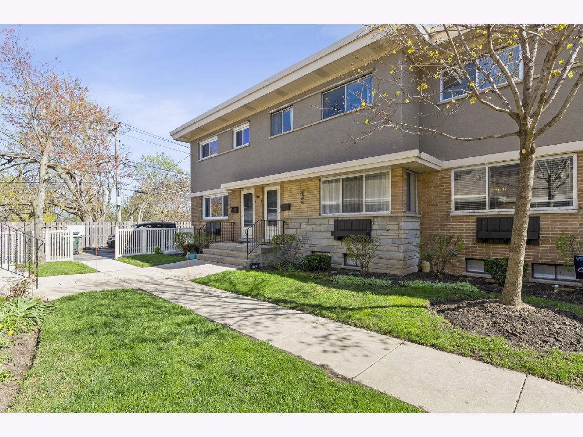 Townhomes Rented Austin Courts Libertyville Illinois, 610 Milwaukee