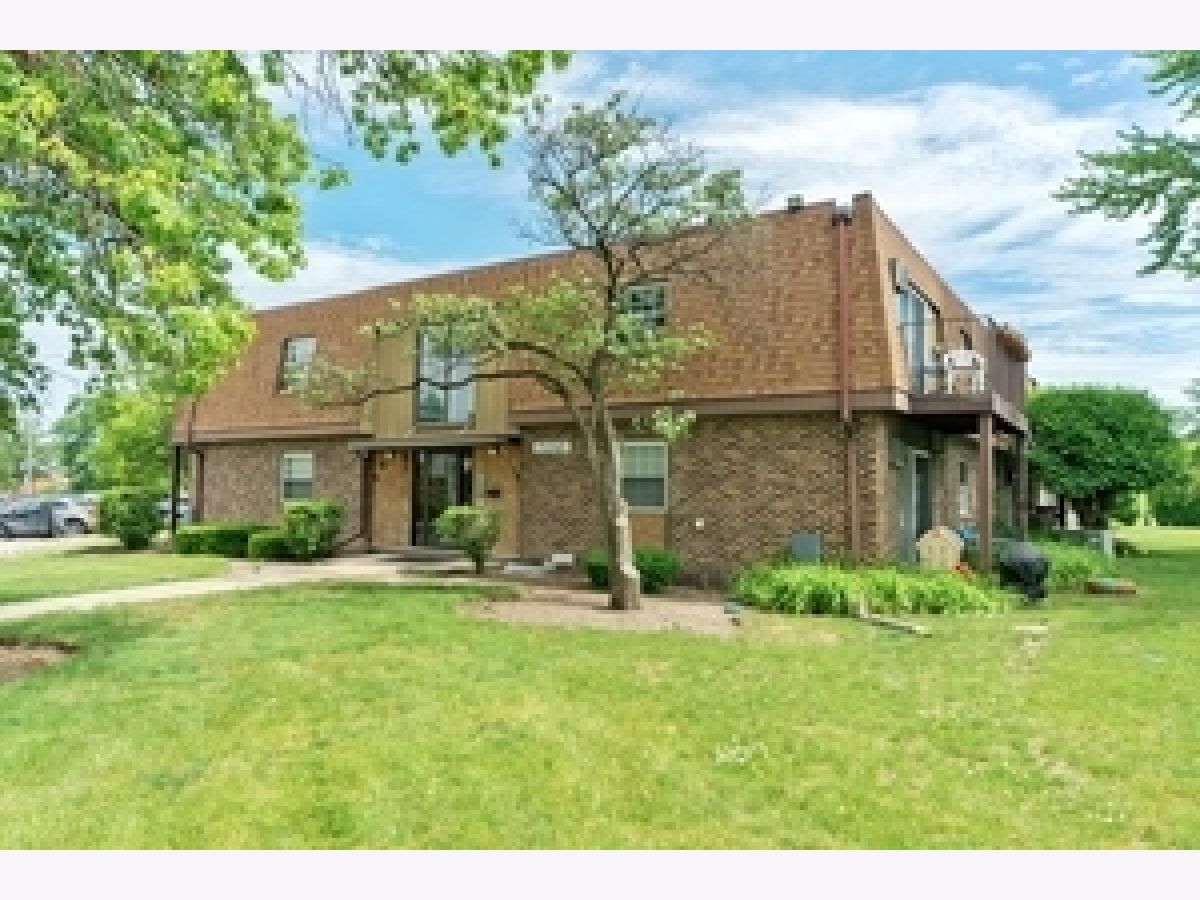 Condominiums Sold Suffield Gardens Westmont Illinois, 7S065 Suffield