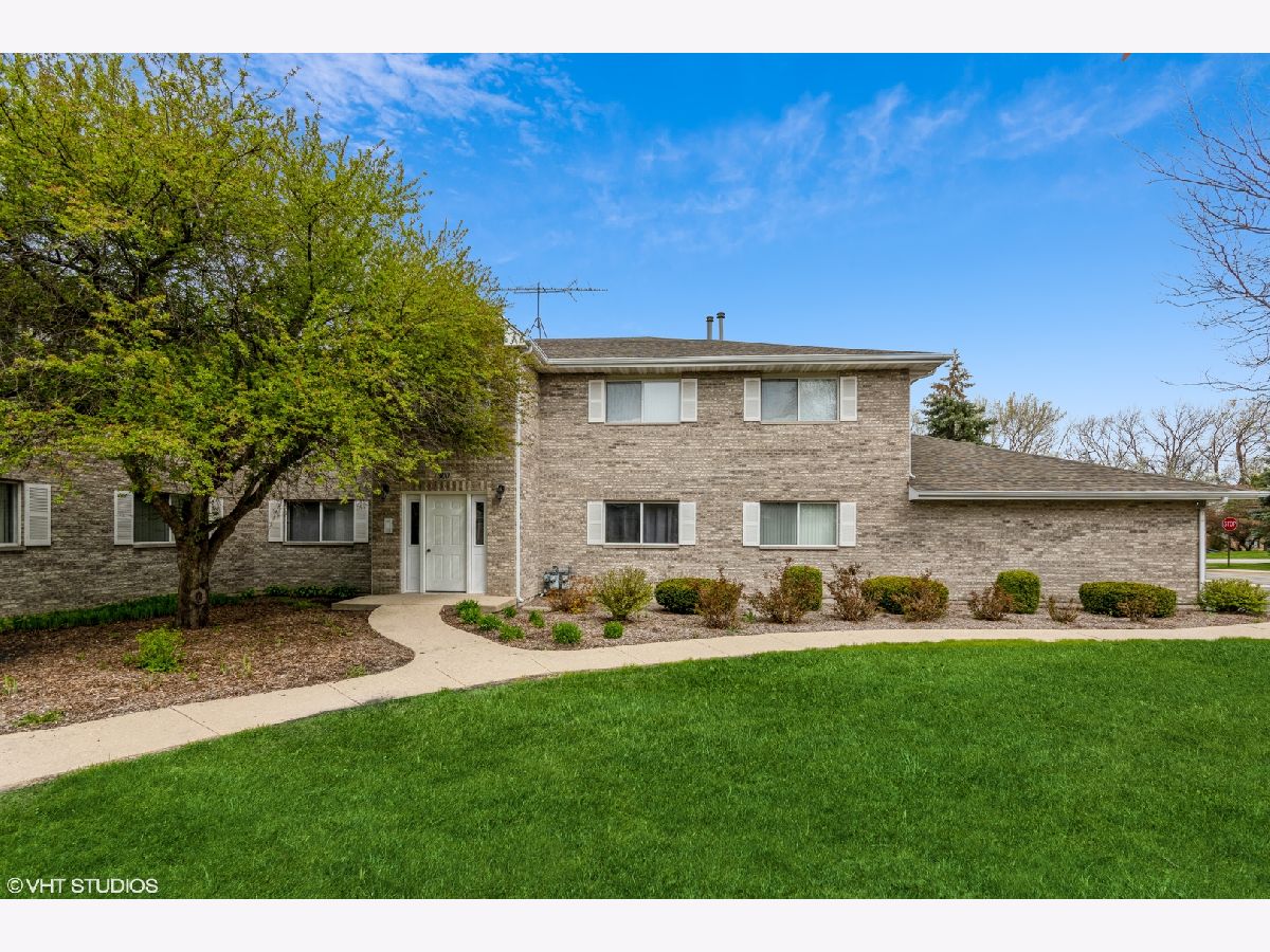 Homes & Condos & Townhomes Rented College Park Elgin Illinois, 300 Loyola
