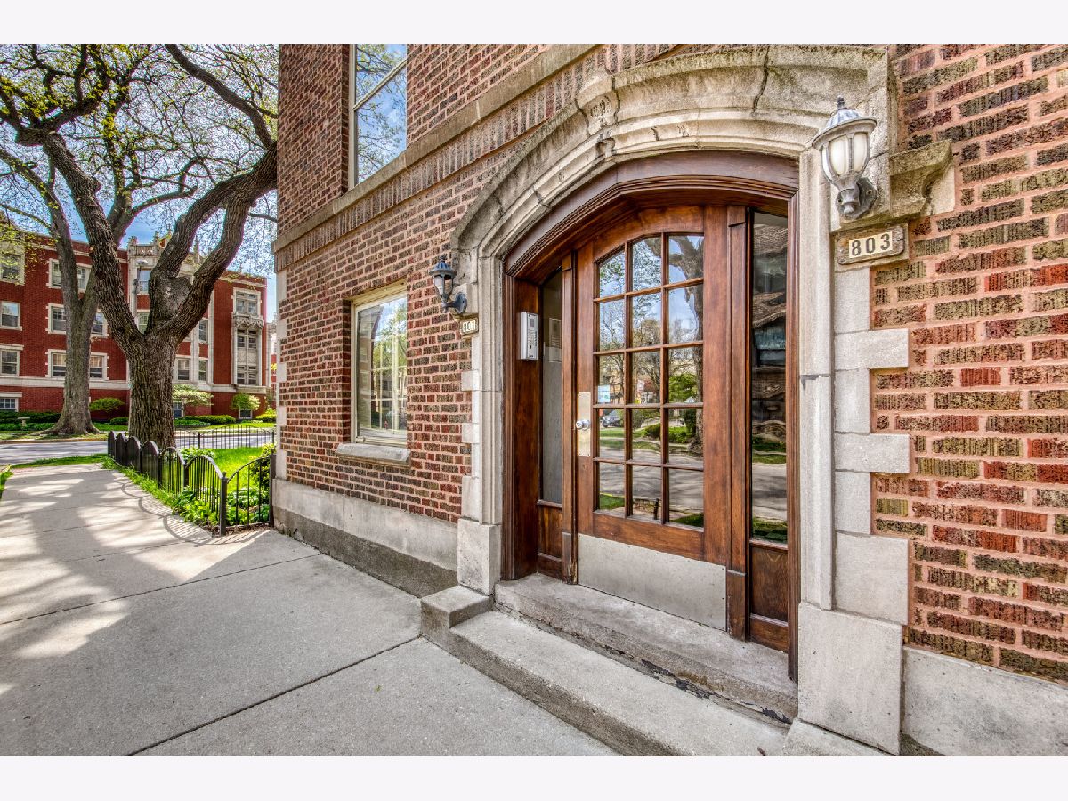 Condominiums Sold Avenue Square Oak Park Illinois, 801 Erie