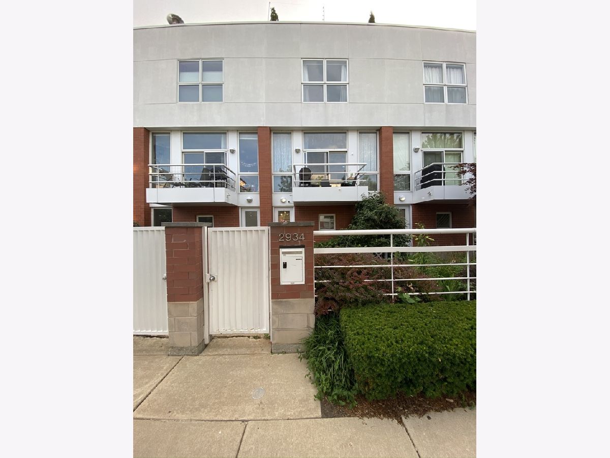 Townhomes & Homes Rented Wellington Park Chicago Illinois, 2934 Hermitage