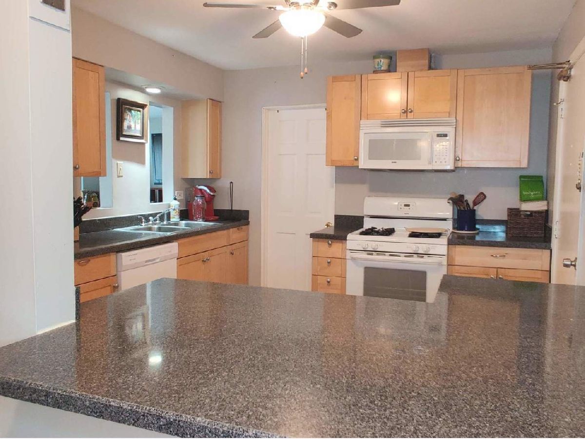 Condominiums Rented Courtland Square Des Plaines Illinois, 8936 Northshore