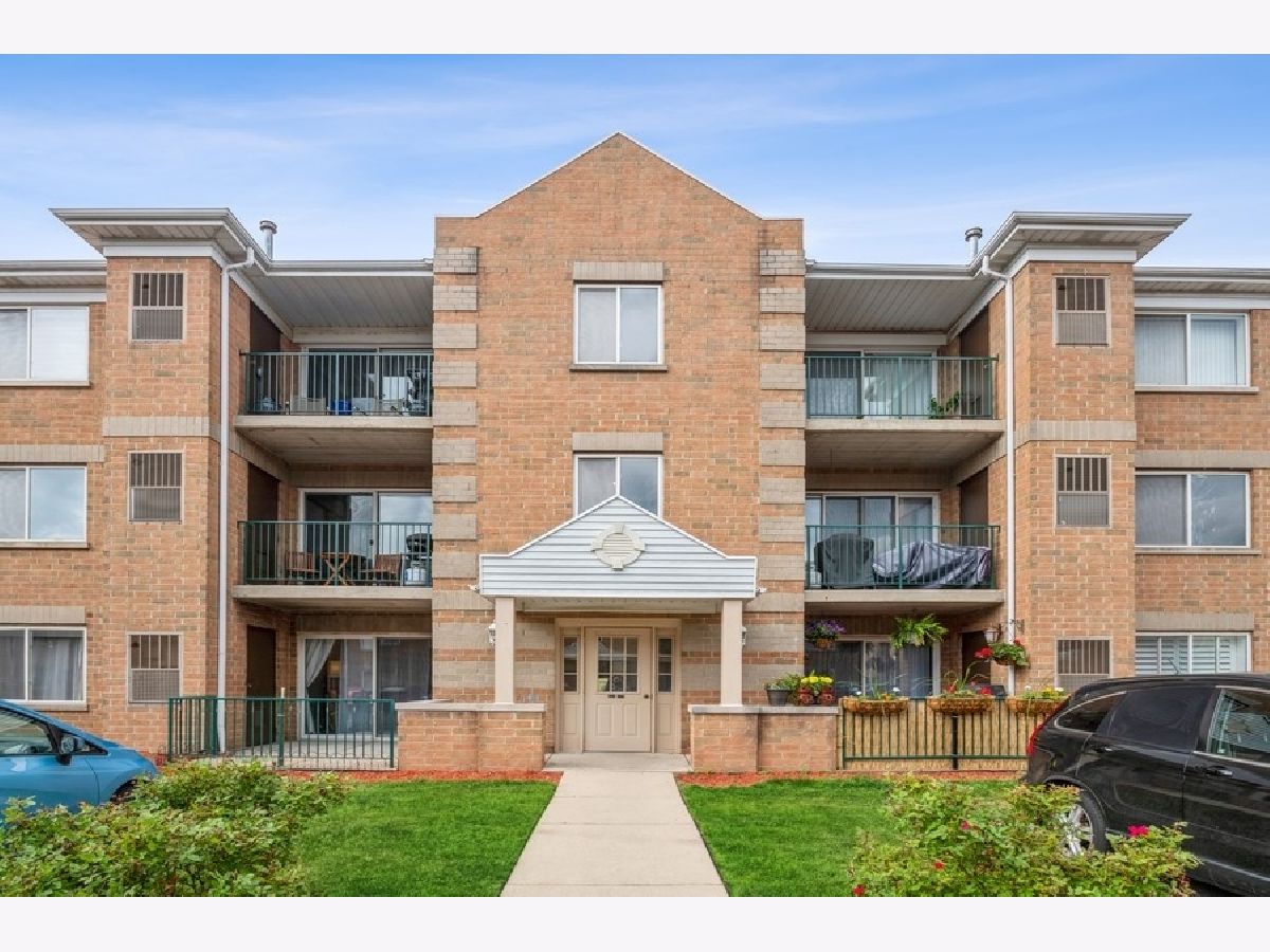 Condominiums Sold Whispering Glen Chicago Illinois, 5357 East River
