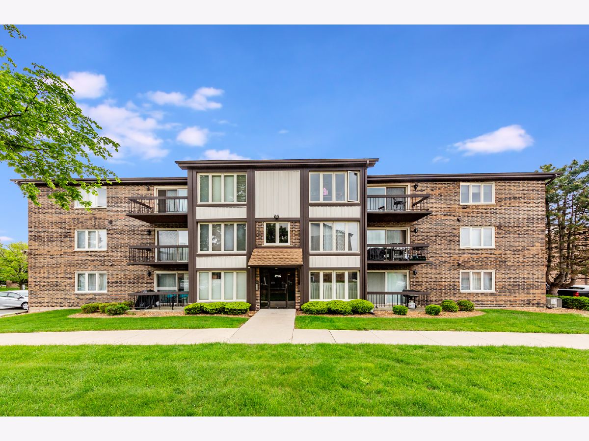 Condominiums & Homes Sold Fieldcrest Crestwood Illinois, 4916 Circle