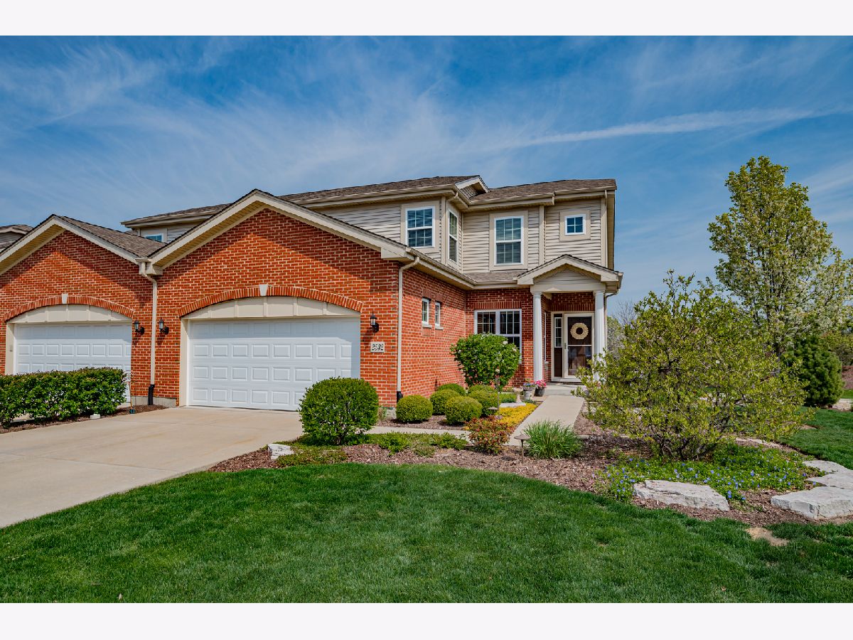 Condos & Townhomes Sold Cedar Hill Woodridge Illinois, 2532 Cedar Hill