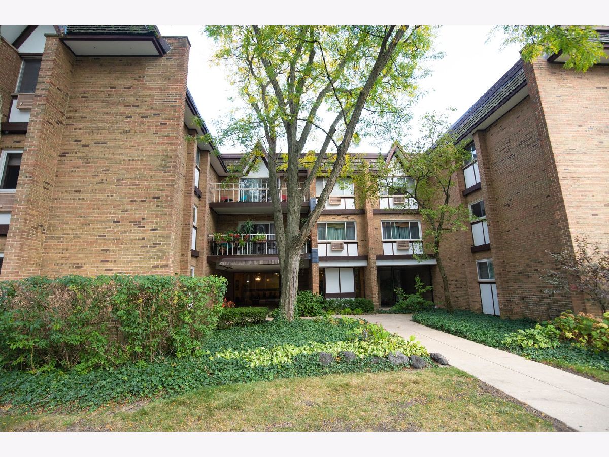 Condominiums Sold Claymoor Hinsdale Illinois, 320 Claymoor