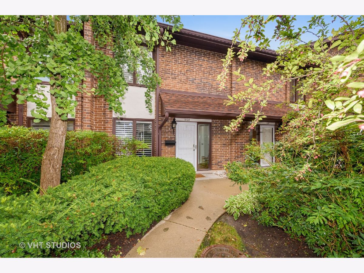 Townhomes & Condos Sold Manors Highland Park Illinois, 1109 Deerfield