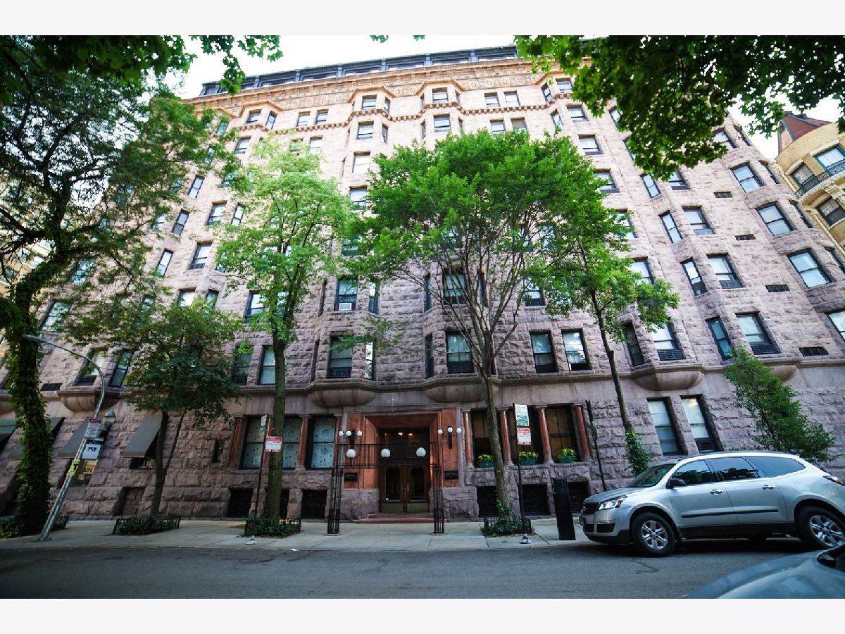 Condominiums Rented The Brewster Chicago Illinois, 2800 Pine Grove