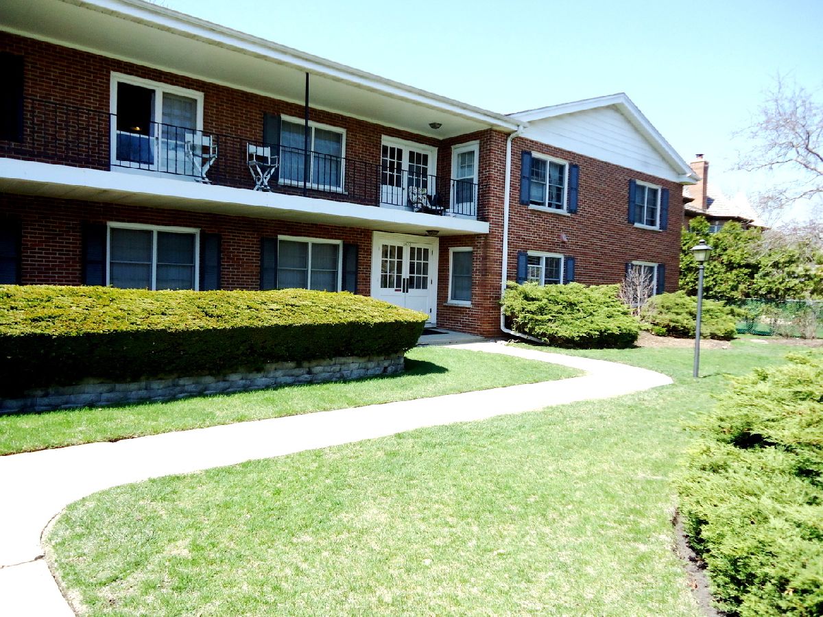 Condominiums Rented Cambridge Court Northbrook Illinois, 2822 Dundee