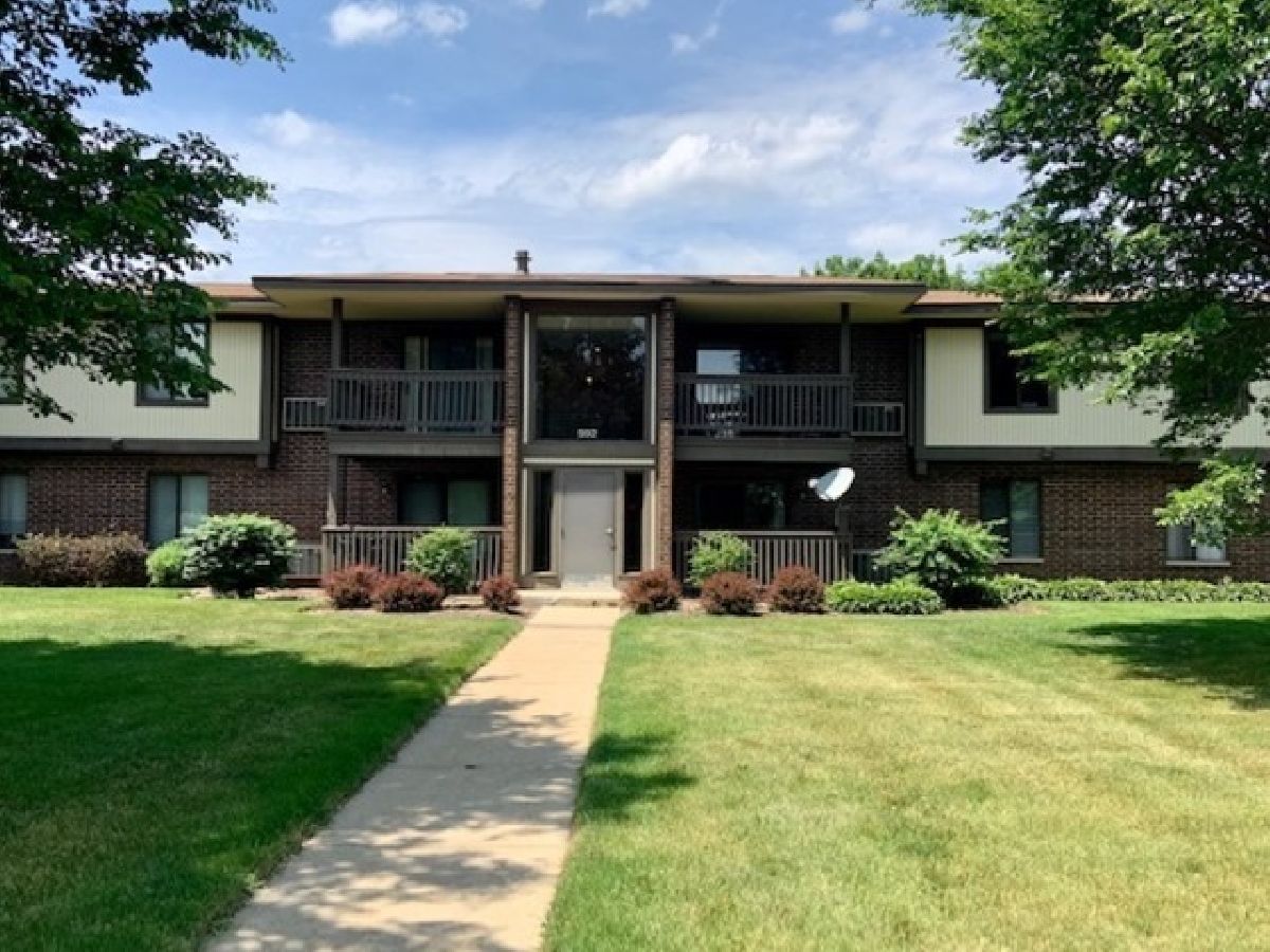 Condominiums Sold Somerset Crystal Lake Illinois, 592 Somerset