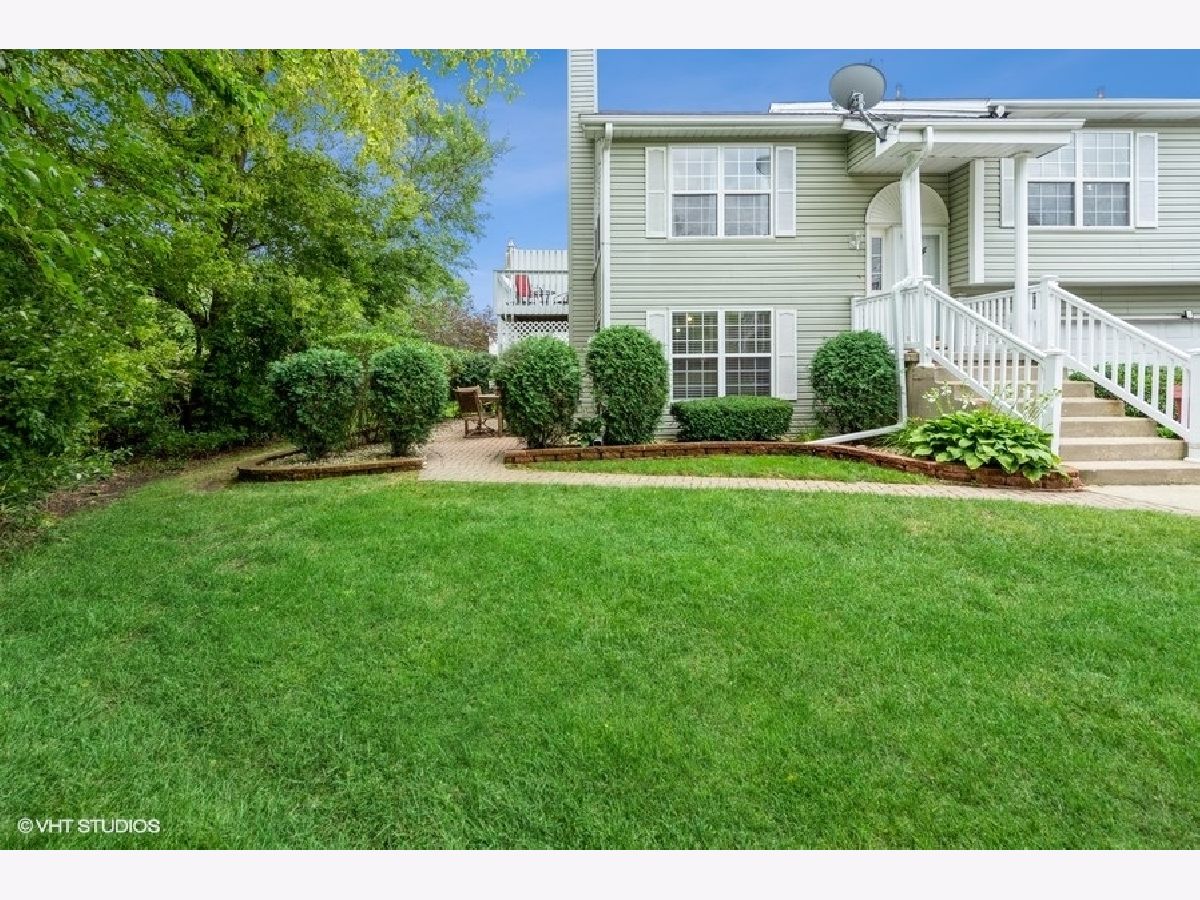 Condos & Townhomes Sold Castleshire Woodstock Illinois, 1044 Castleshire